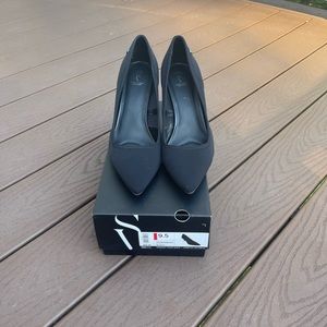 Stretch your sense of style with these women's size 10 pumps from Vera Wang.